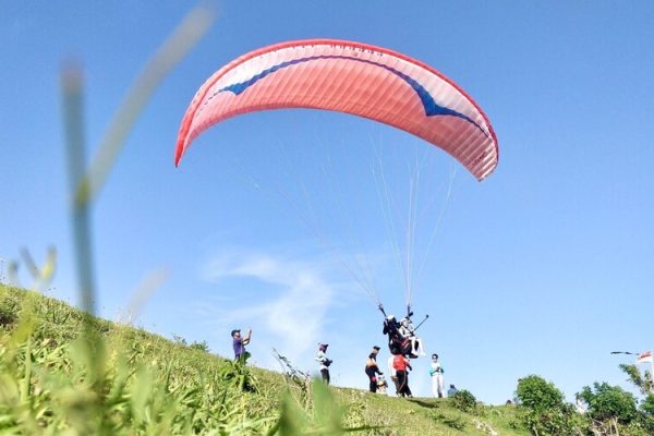 Paragliding: Uluwatu Cliffs and Nusa Dua Beach Aerial Tours in Bali!